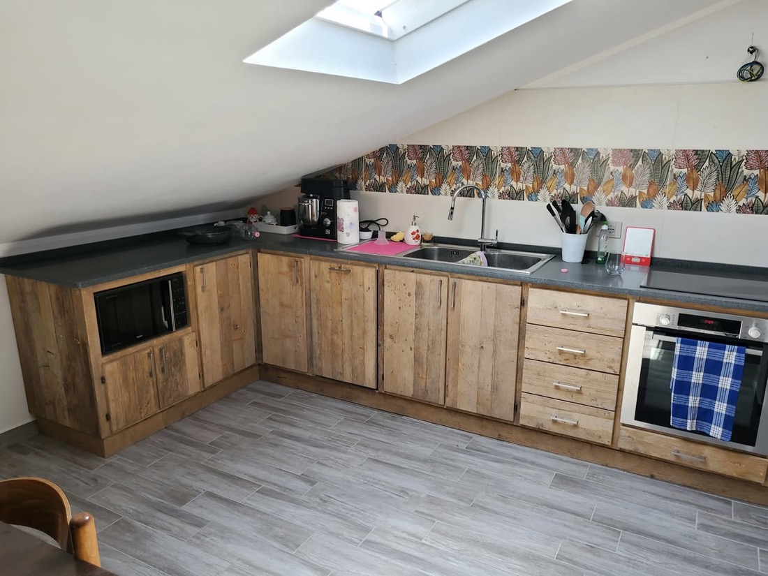 Cucina artigianale su misura in legno naturale per sottotetto, Città di Castello Umbria