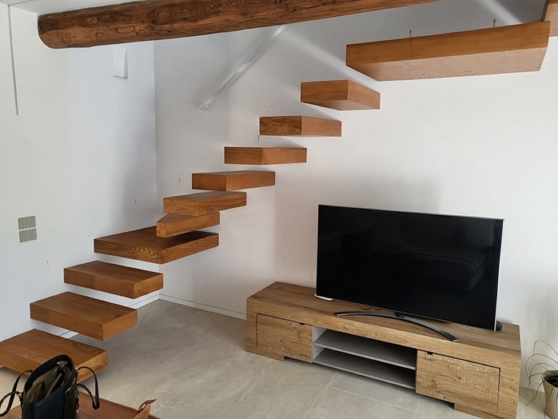 Living su misura con scala sospesa e parete TV, arredamento artigianale Città di Castello