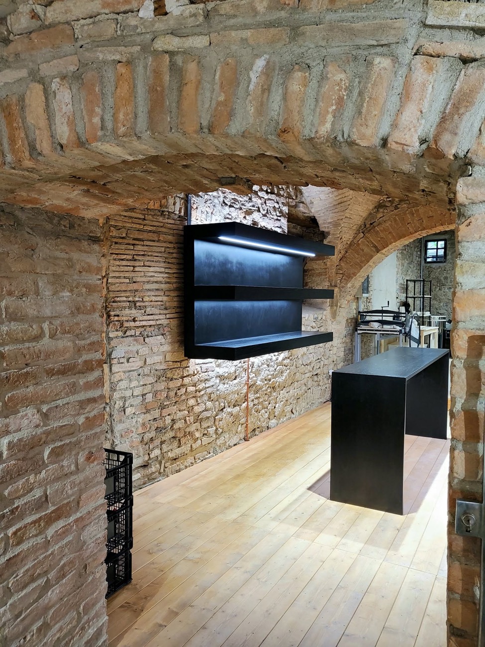 Spazio storico in pietra del laboratorio Mobili Granci a Città di Castello