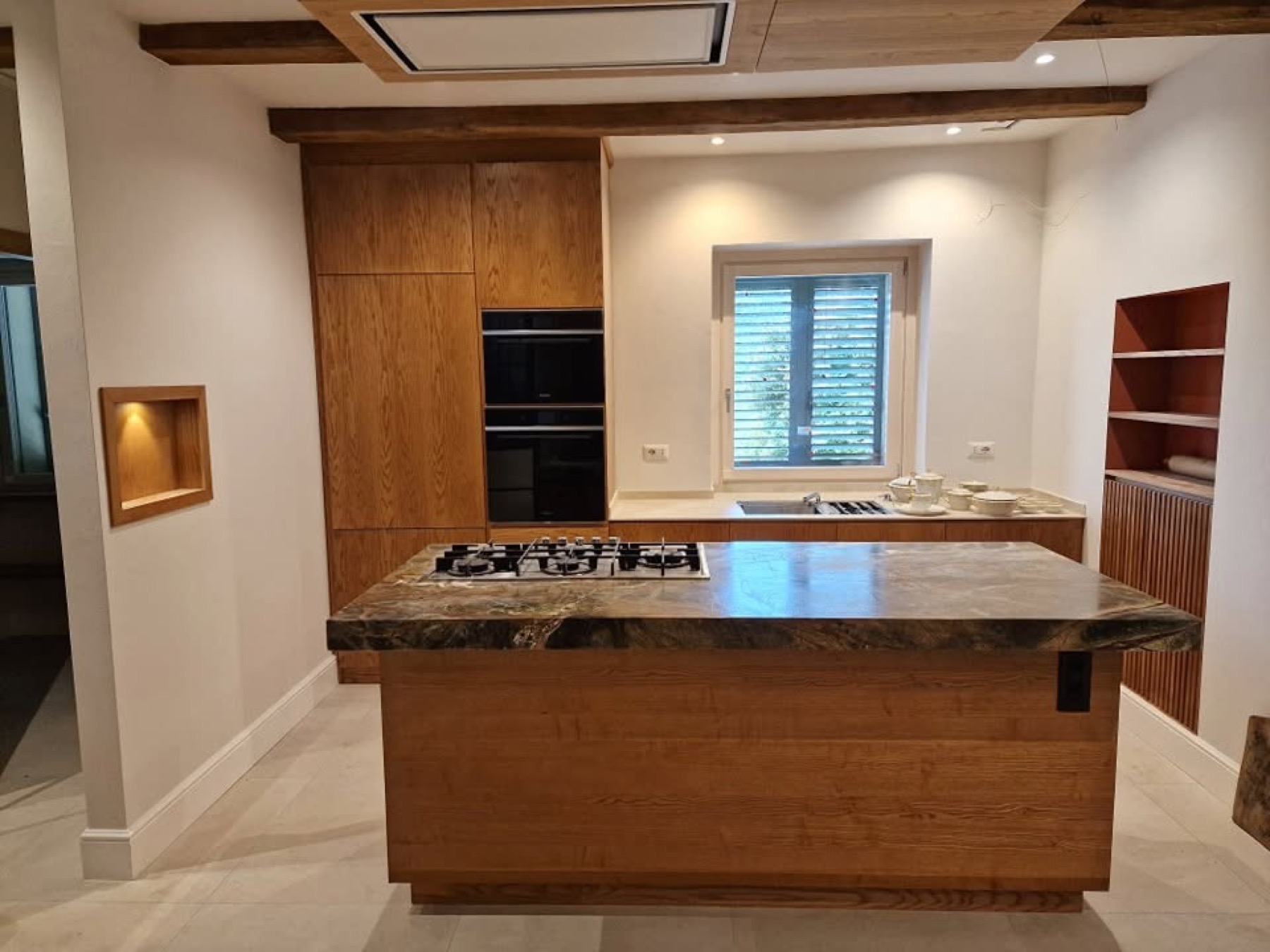 Cucina artigianale su misura con isola in marmo verde, produzione Città di Castello Perugia