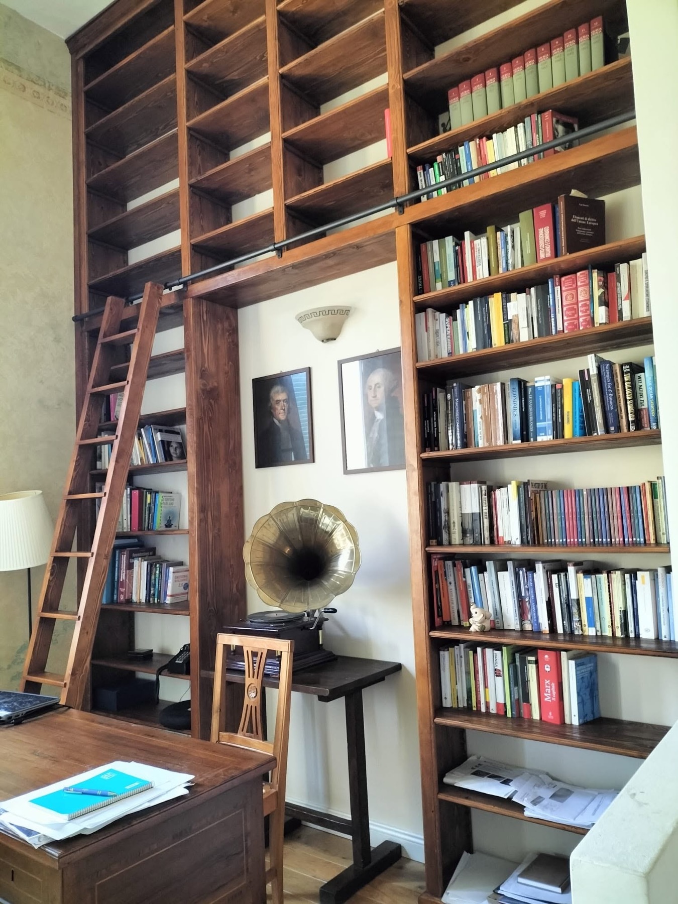 Libreria su misura con scala a pioli in legno massello, living artigianale Umbria