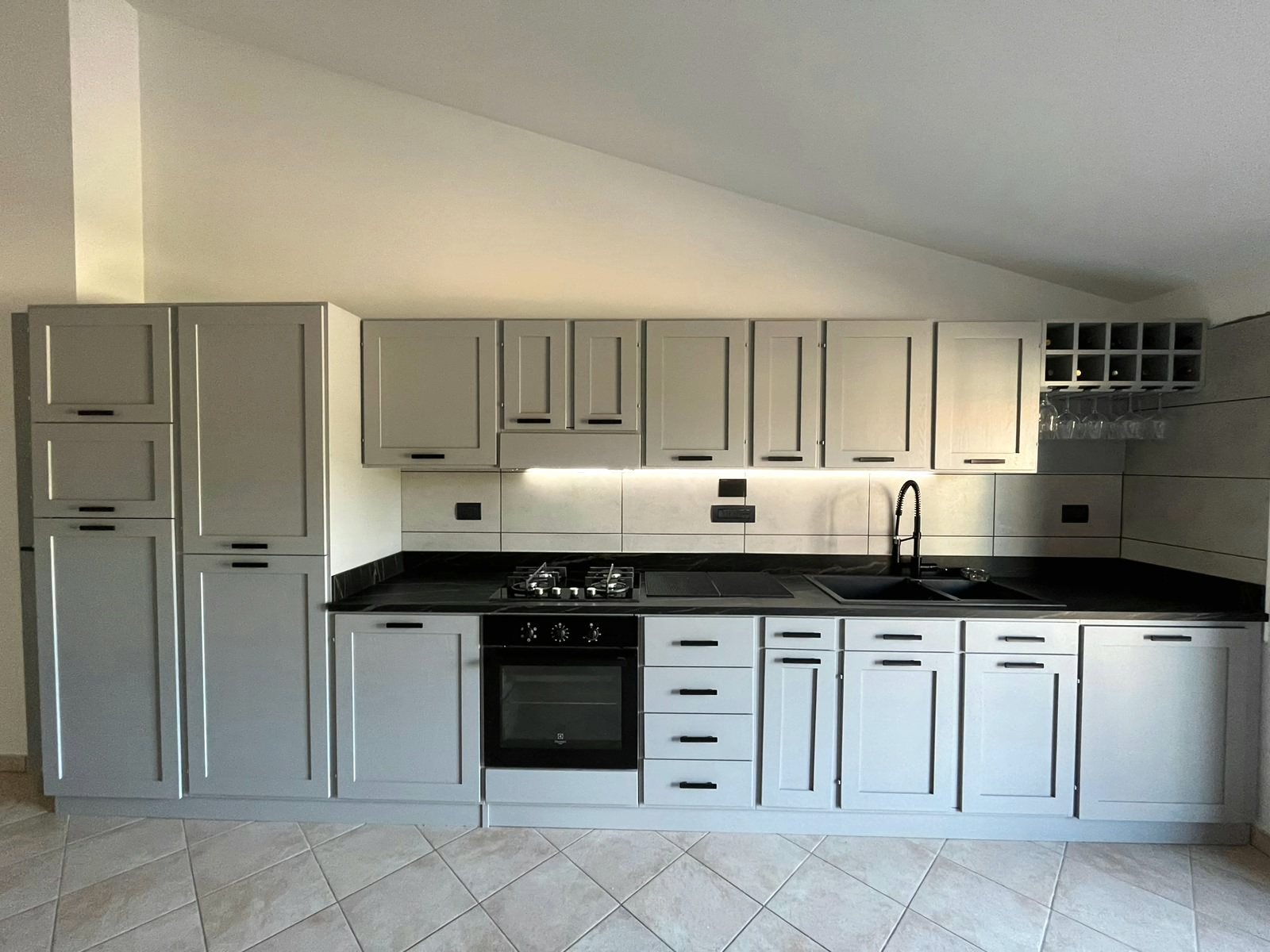 Cucina su misura con ante a telaio laccate grigio e top scuro, Mobili Granci