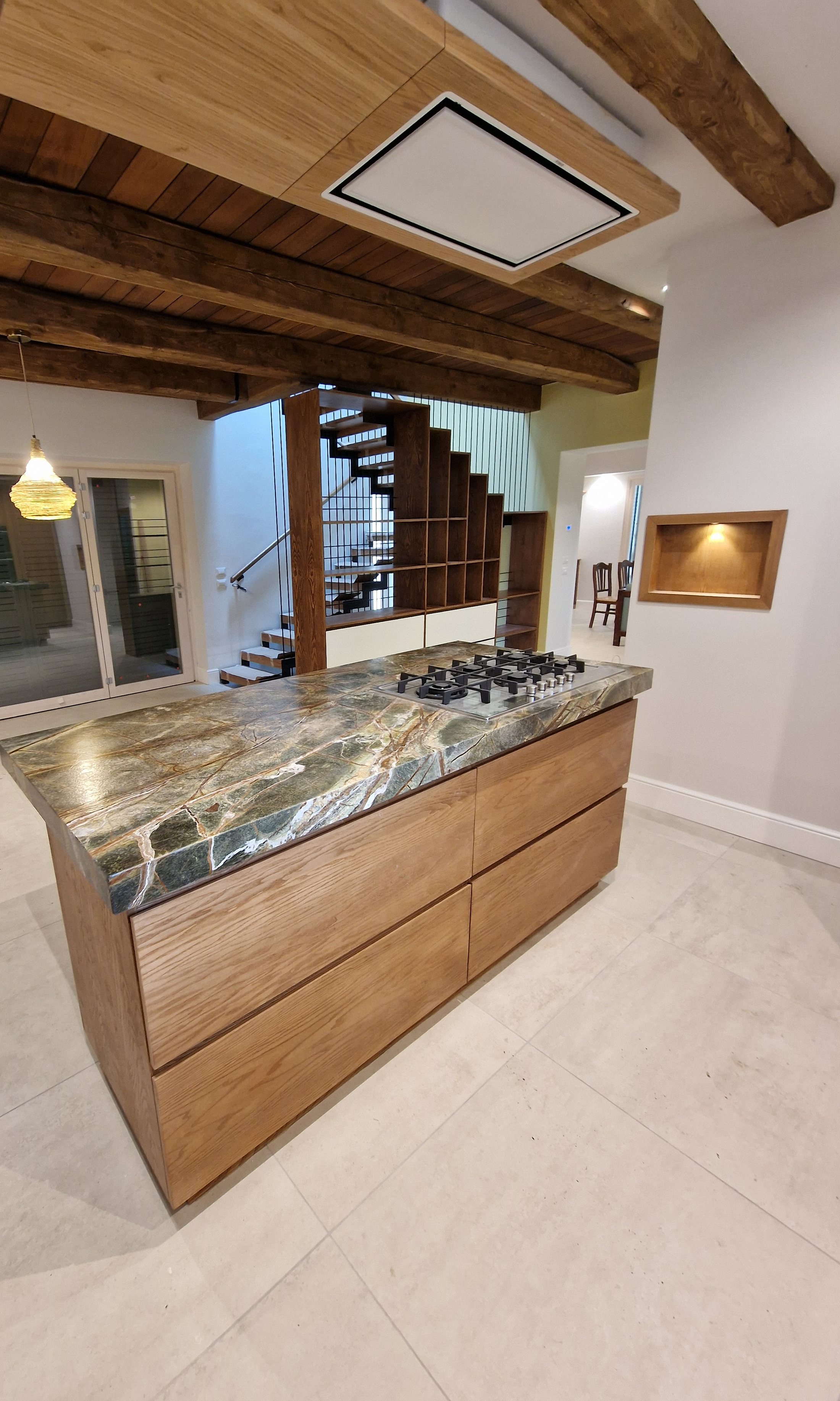 Isola da cucina su misura con piano in pietra naturale e cassettoni in legno, Mobili Granci