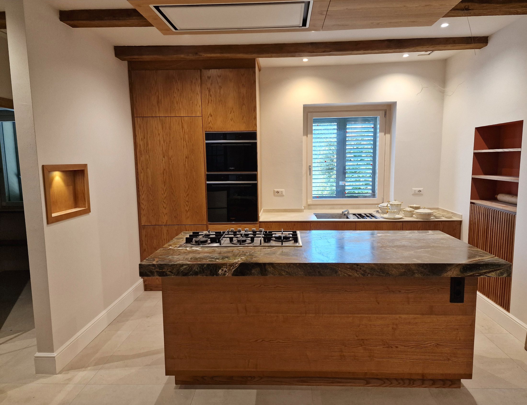 Cucina su misura Mobili Granci con isola in pietra naturale, colonne in legno e travi a vista, Città di Castello