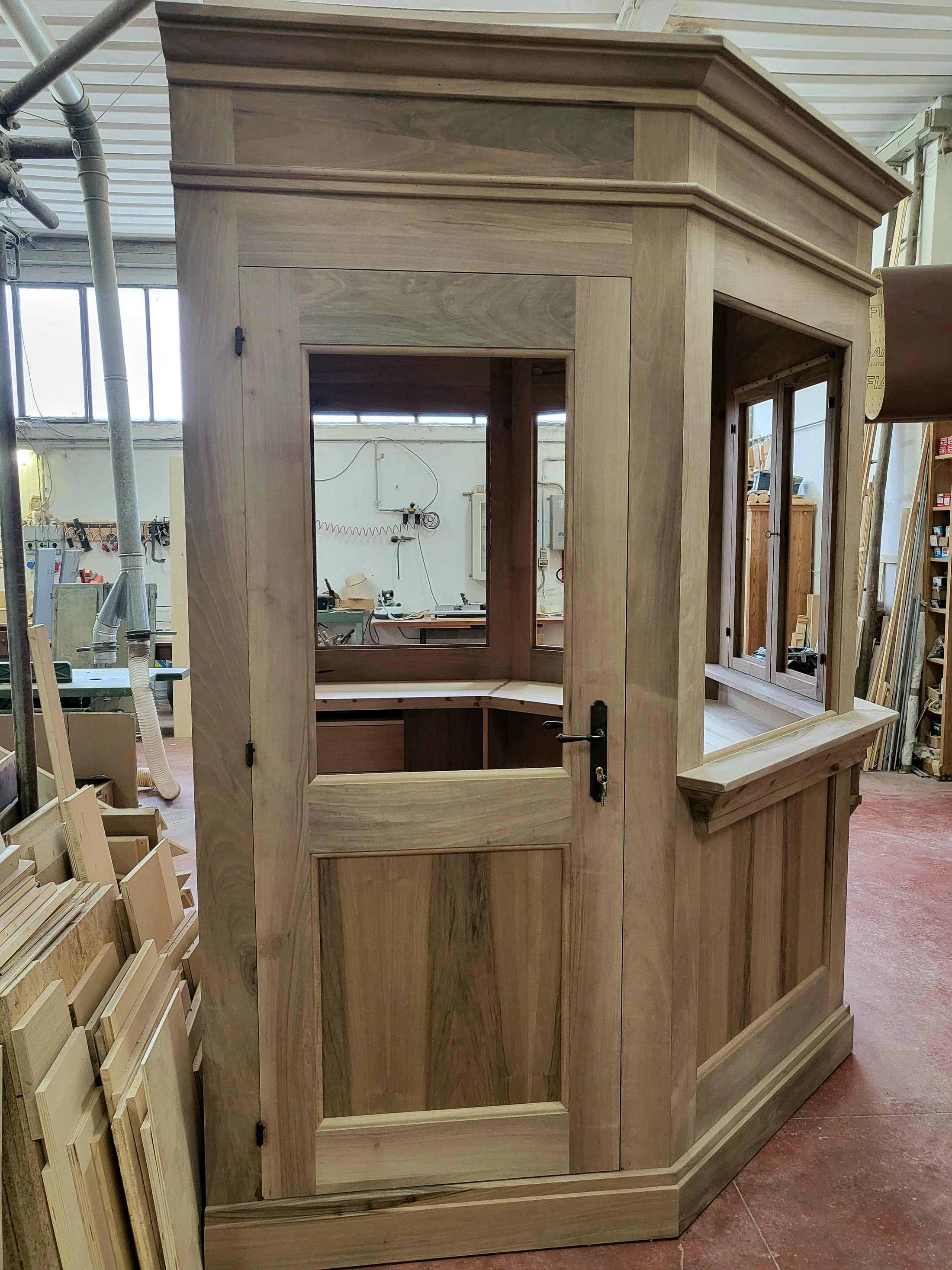 Confessionale in legno grezzo in lavorazione nel laboratorio Mobili Granci, prima della finitura