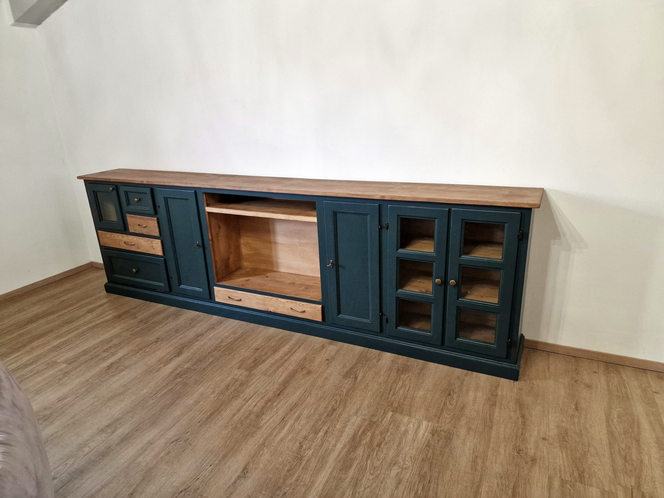 Madia porta TV su misura laccata verde petrolio con vetrine e piano in legno, Mobili Granci
