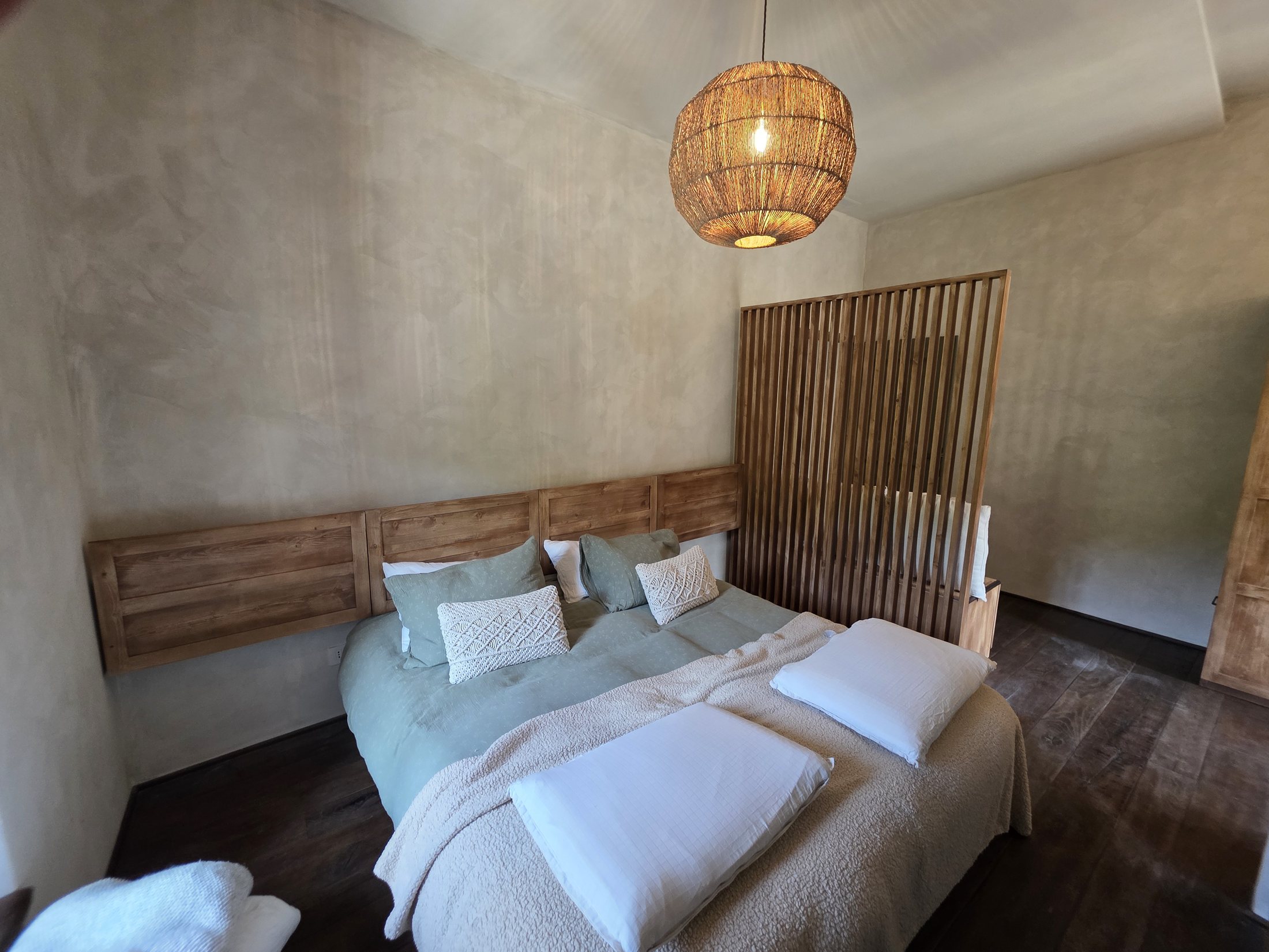 Testiera a doghe di legno su misura, camera da letto artigianale Città di Castello