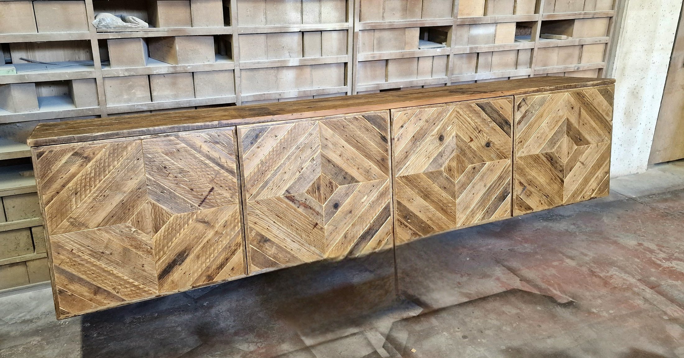 Ante con intarsio geometrico in legno massello, lavorazione a mano nel laboratorio Mobili Granci