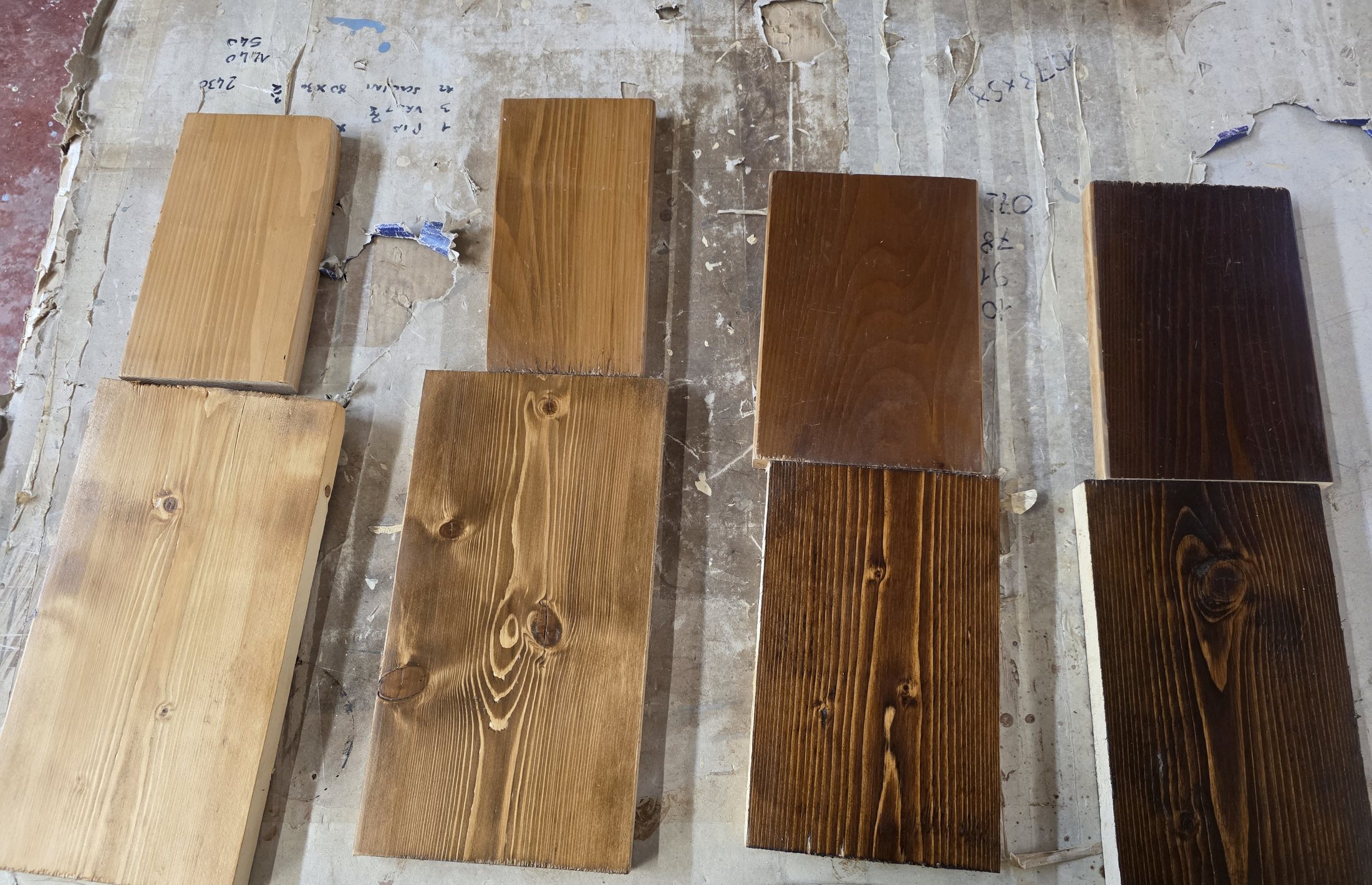 Campioni di essenze e tinte del legno selezionati nel laboratorio Mobili Granci