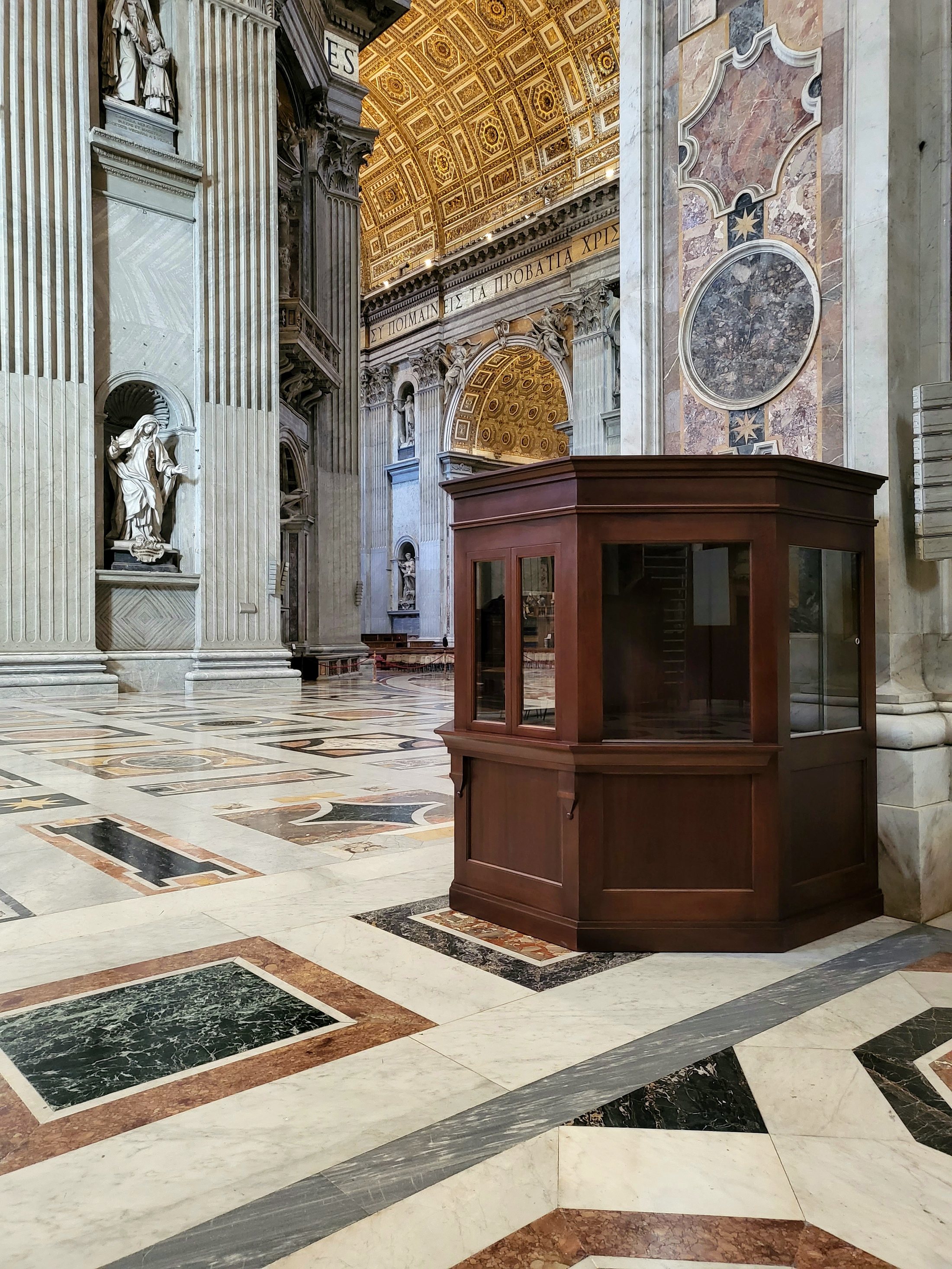 Confessionale su misura Mobili Granci appena installato nella Basilica di San Pietro, Vaticano