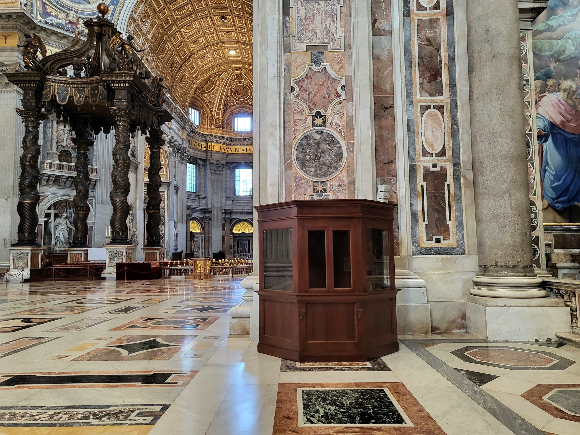 Confessionale su misura Mobili Granci nella Basilica di San Pietro, con il baldacchino del Bernini sullo sfondo